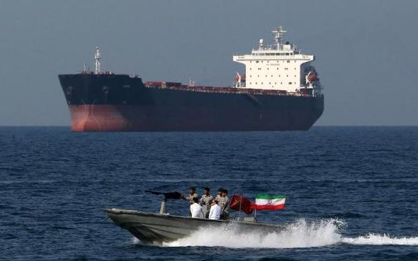 局势升级！伊朗承认扣押一艘油轮后，美航母编队大举出动