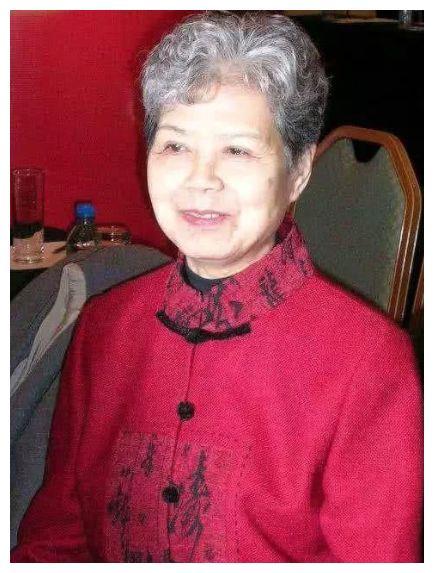 她是央视第一位女主持，70岁再和男友复合，却对儿子抱有遗憾