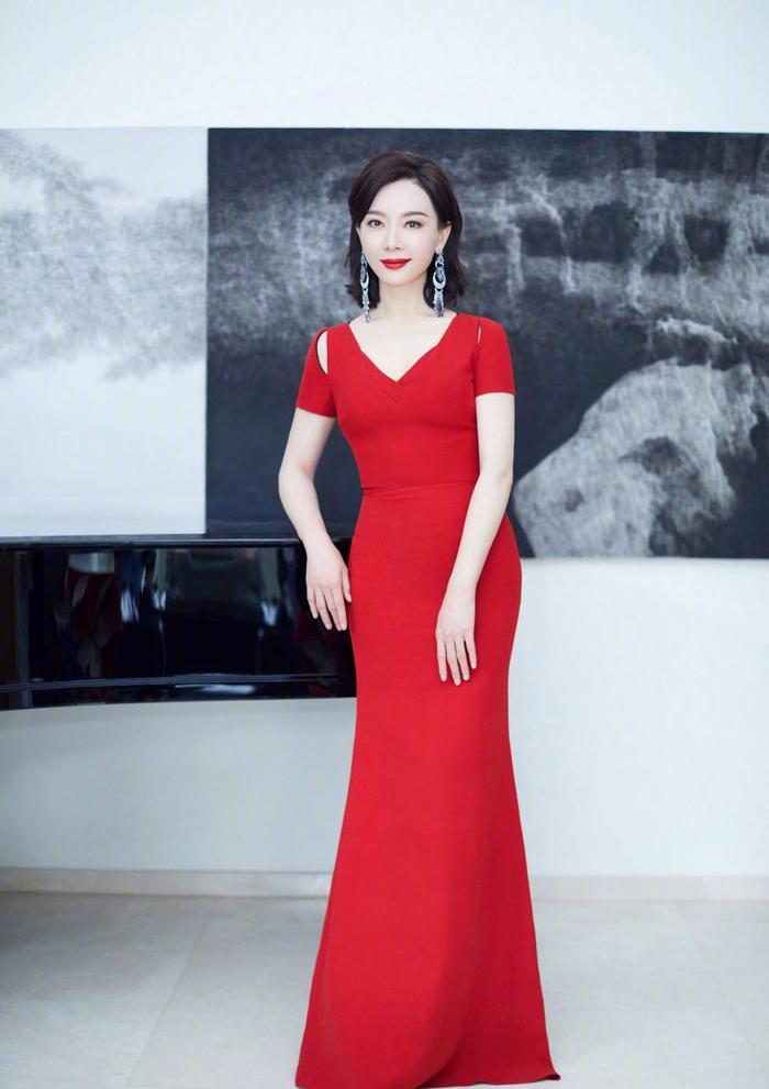 陈数出席北京国际电影节，一袭中国红鱼尾长裙，精致高级美成焦点