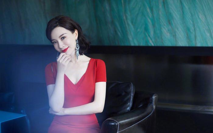陈数出席北京国际电影节，一袭中国红鱼尾长裙，精致高级美成焦点