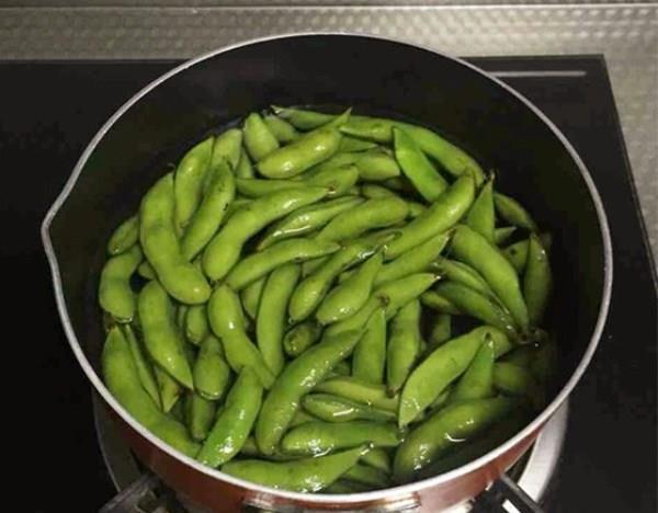 夏季吃水煮毛豆，营养丰富补钙补钾，学会3个步骤，煮好颜色碧绿