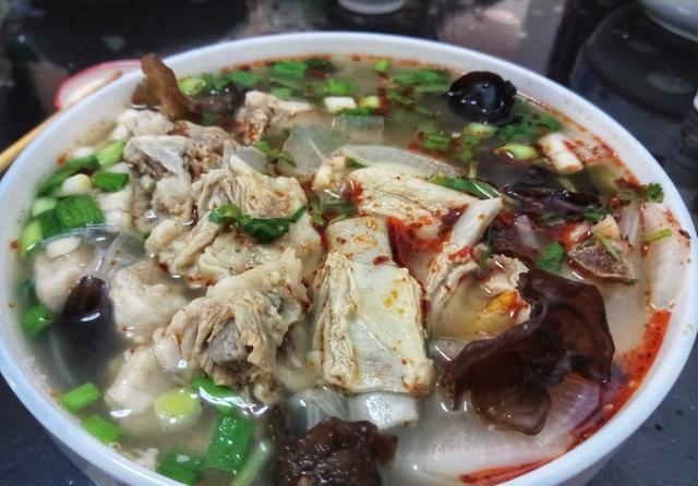 舌尖上的中国里，那碗美味的羊杂碎，最令人难忘，口感鲜甜又暖胃