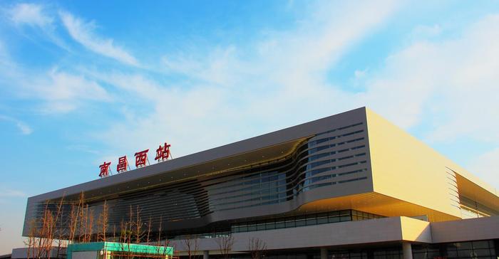 江西最强的一座高铁站，是南昌市首个高铁车站，是综合性交通枢纽