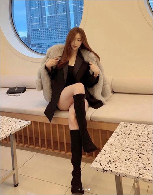 韩国女模特崔素美SNS发泳装照秀火爆身材