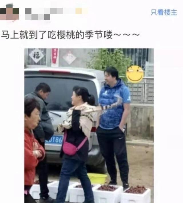 前国足守门员安琦近况曝光，路边卖樱桃被拍，微博推销水果为生计