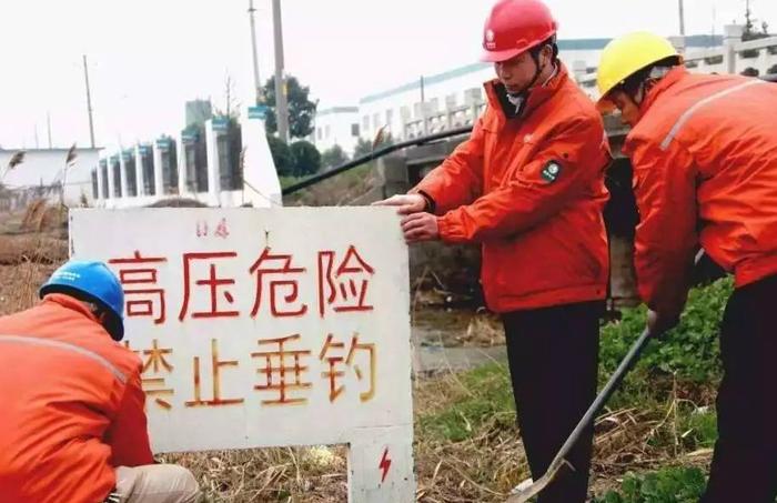 悲剧又发生！四川男子钓鱼时触电身亡，鱼竿被炸成两截