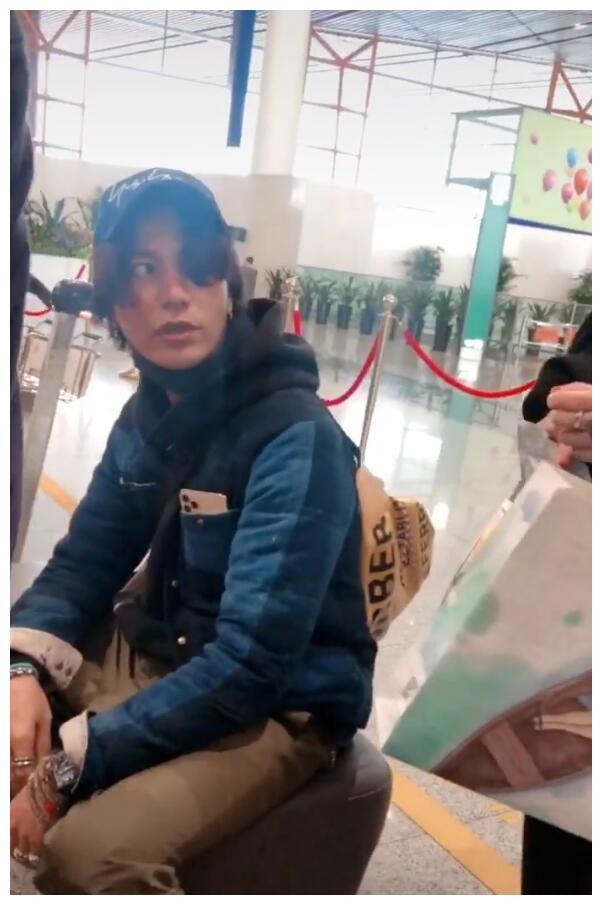 陈坤现身机场，粉丝说陈坤把感冒传染给她！