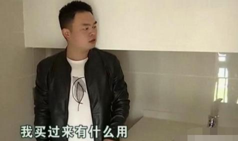 男子买精装修房，设计太奇葩，业主怒斥：只有“霍比特人”才能住