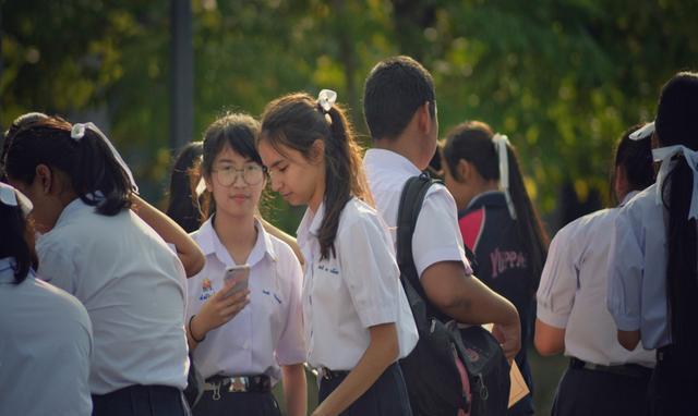 泰国北部最著名的学府，景色绝美，游客却不能下车游览