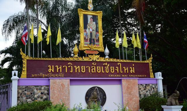 泰国北部最著名的学府，景色绝美，游客却不能下车游览