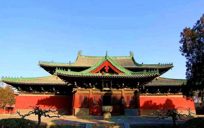 京外名刹之首，被誉为中国十大名寺之一，别名“大佛寺”