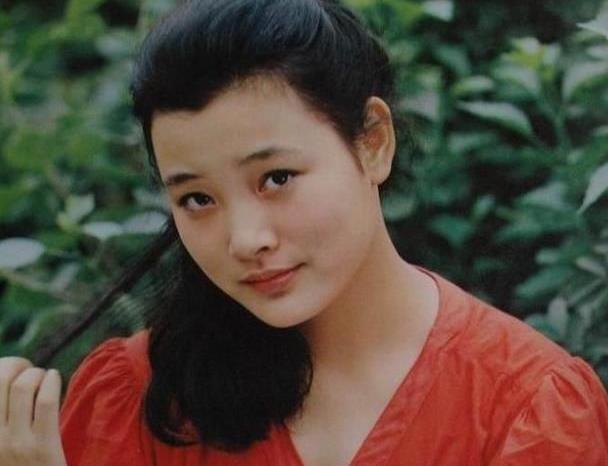 从国民女神到好莱坞跑龙套，在一片骂声中，陈冲把自己活成了传奇