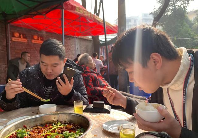 你怎么看自贡超火的厕所兔？