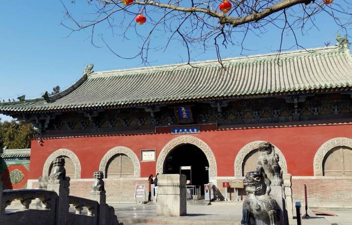 京外名刹之首，被誉为中国十大名寺之一，别名“大佛寺”