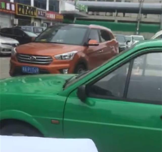 “青蛙绿”桑塔纳霸占车位，取车时，发现一张纸条，车还被堵了