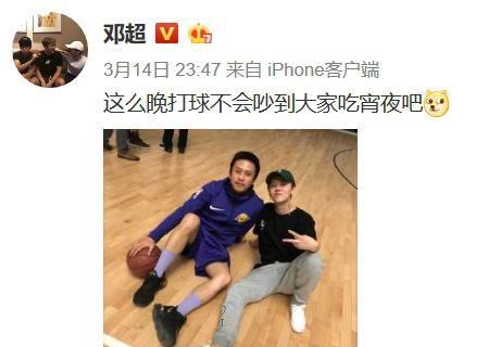 超甜！邓超和鹿晗在球馆里打篮球，关晓彤在休息区乖乖的等待！