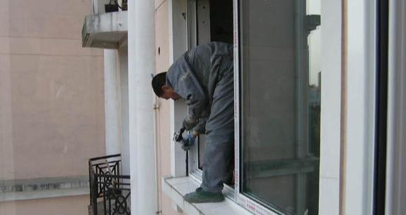 是先做外墙抹水泥，还是先装窗户外框，各有什么优缺点？