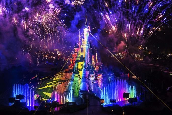 同样是迪士尼乐园，上海迪士尼天天爆满，它却连续亏本25年