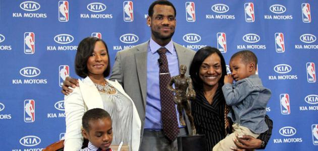 詹姆斯对阵杜兰特篮网湖人巨星碰撞引发全联盟关注