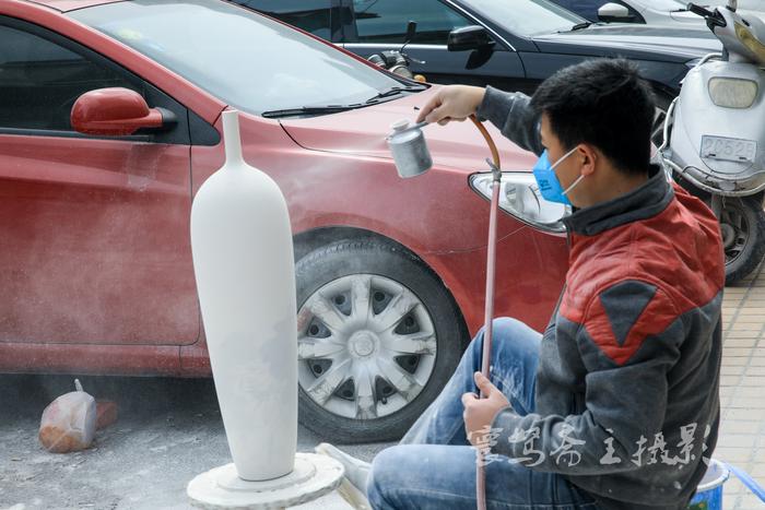 去景德镇老厂的街边走走，终于明白为什么景德镇瓷器的价格那么低