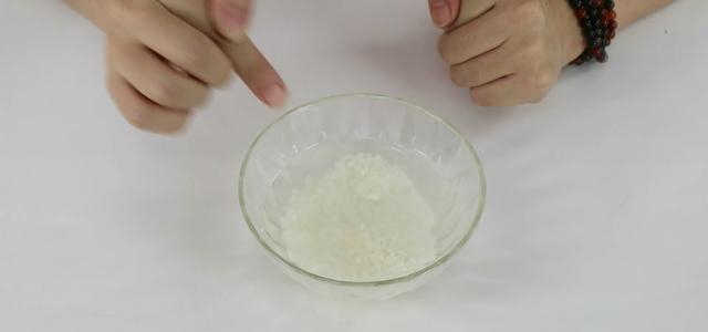 你吃的大米安全吗？只需放在水里泡一下，大米健康与否一目了然