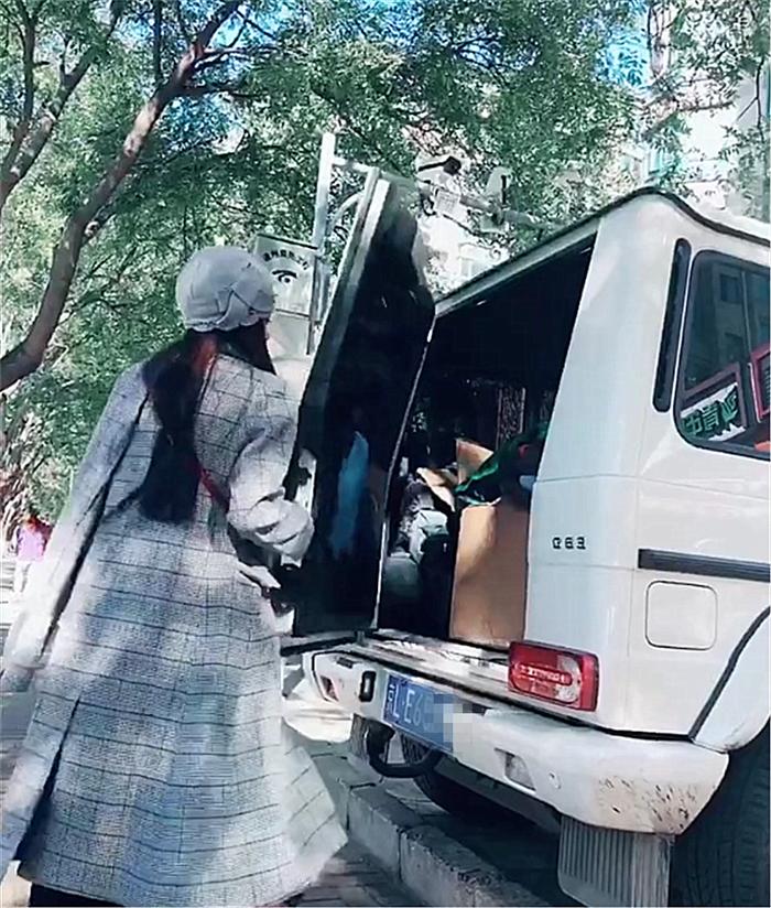 北京偶遇奔驰G63，看到女车主的穿着，就知没钱的根本追不到她