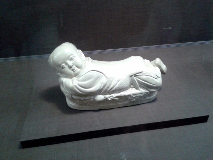 台北故宫博物院，可爱孩儿枕，没忍住偷拍