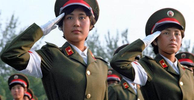 1985年, 中国推出了85式军服, 为何没有恢复军衔制度?