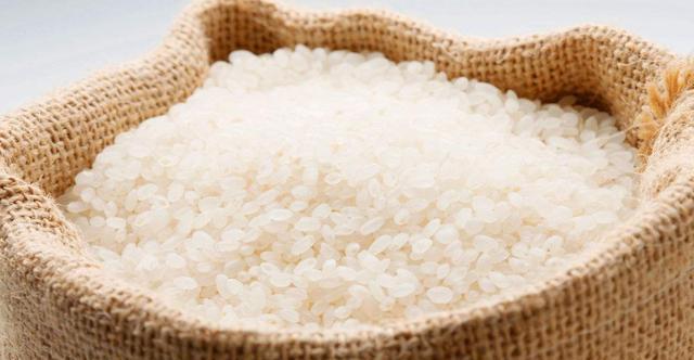 你吃的大米安全吗？只需放在水里泡一下，大米健康与否一目了然