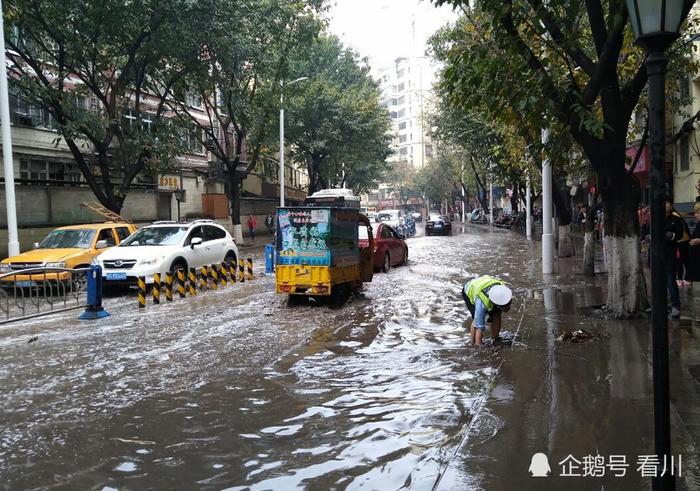 暴雨致城市内涝交通拥堵，交警赤脚跪地徒手掏下水道垃圾