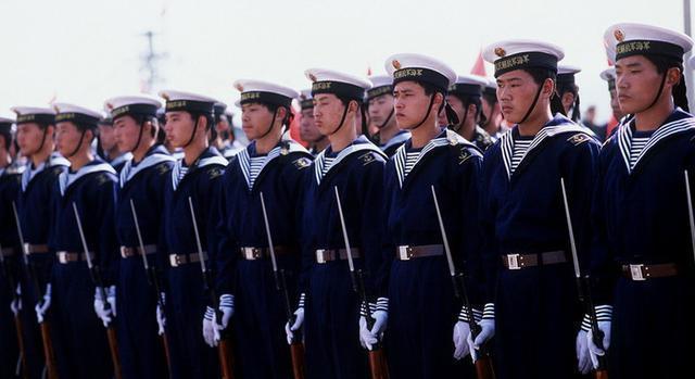 1985年, 中国推出了85式军服, 为何没有恢复军衔制度?