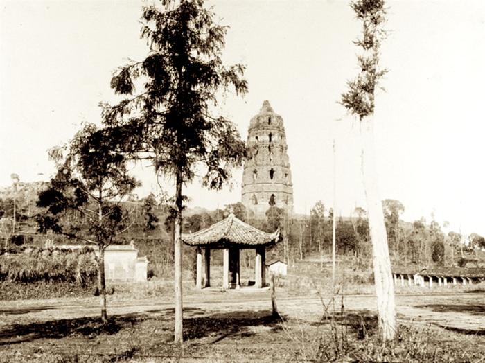 老照片：20世纪初杭州西湖，年久失修的雷峰塔