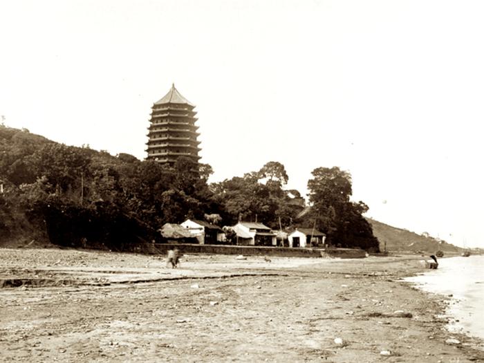 老照片：20世纪初杭州西湖，年久失修的雷峰塔