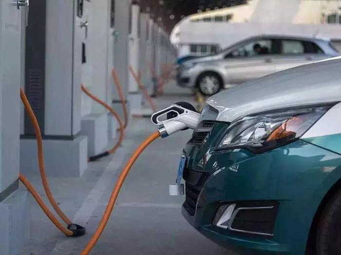欧蓝德插电混动日本上市、中国新能源汽车连续三年产销世界第一