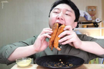 吃货孙怡上线!手举新鲜热狗棒表情沉醉垂涎欲滴