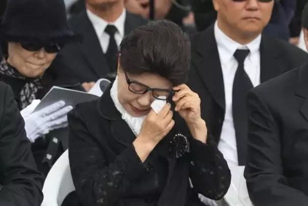 朴槿惠故意疏远家人身陷囹圄，真比李明博家族被“一窝端”高明吗