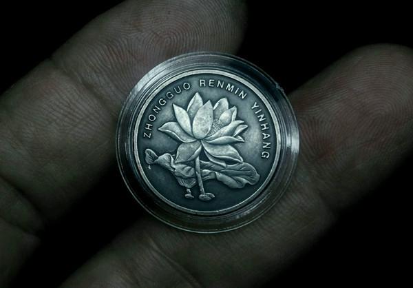 这种通体发黑的荷花五角硬币，市面罕见，单枚价值数百元！