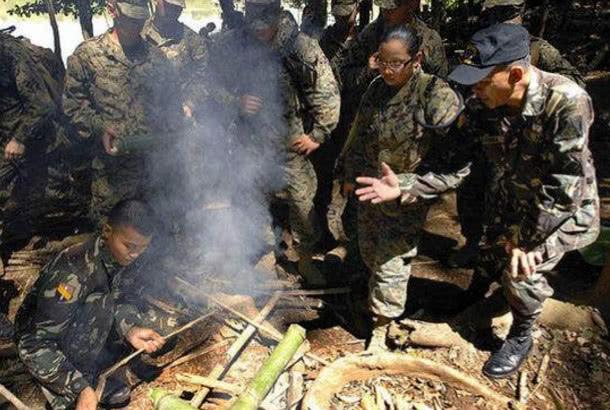 特种兵野外生存要抓蛇食用保命，可没想到他们会这么吃！