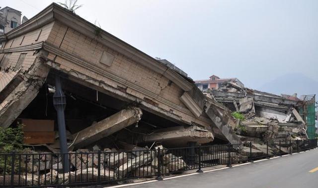 “5.12”汶川大地震, 夷为平地的北川县震前与震后对比照