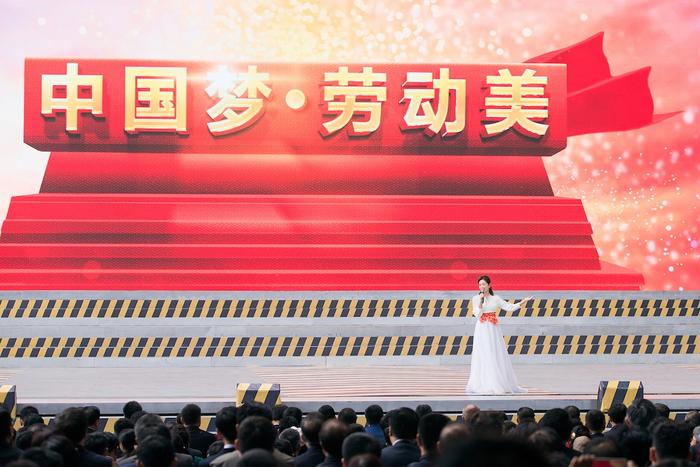 刘涛黄晓明献唱央视五一晚会     中国风表演获劳动模范点赞