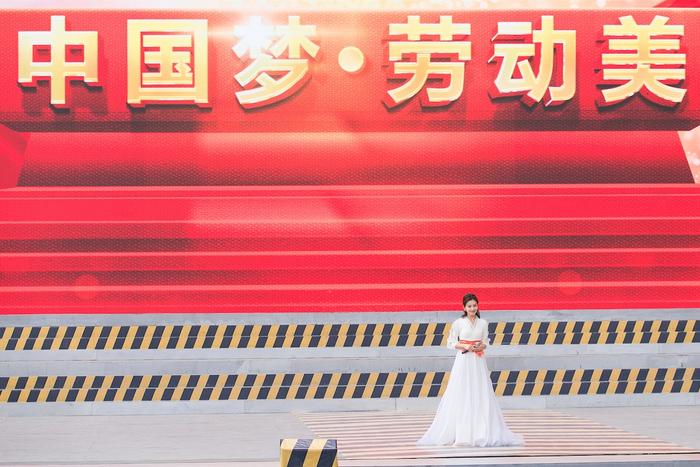 刘涛黄晓明献唱央视五一晚会     中国风表演获劳动模范点赞