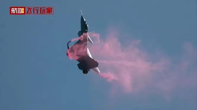 歼-10B换装推力矢量发动机作眼镜蛇机动, 性能将超越苏-35?