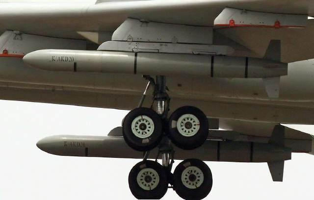 轰-18为何先于轰-20亮相？轰-18属于中程隐身战术轰炸机