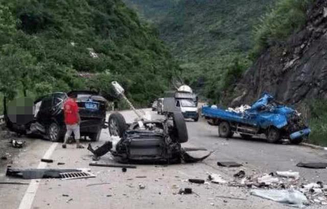 本田CRV山路发生撞击，导致小货车损伤严重，CRV被五马分尸