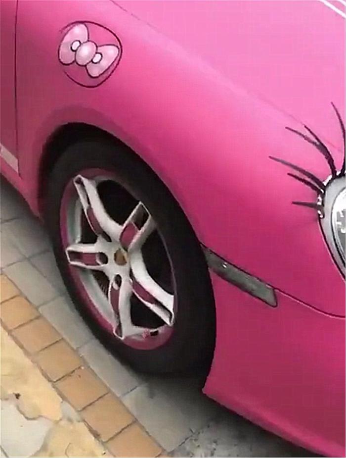广东偶遇粉色保时捷718，大灯处有“睫毛”，远看似“机器猫”