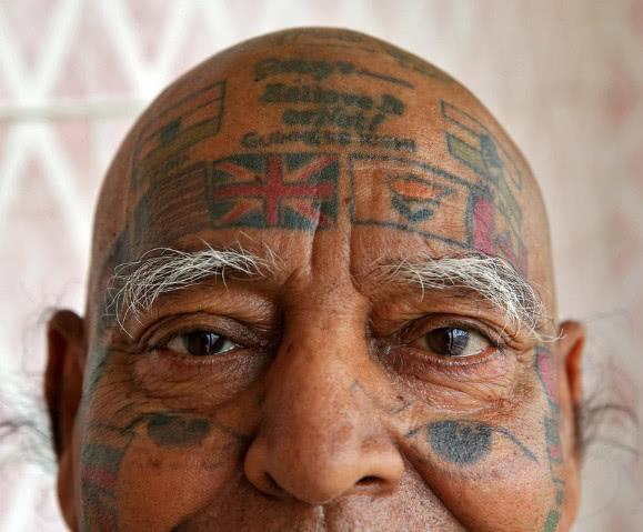 印度老人为创世界纪录，身上纹499个纹身，牙齿拔光