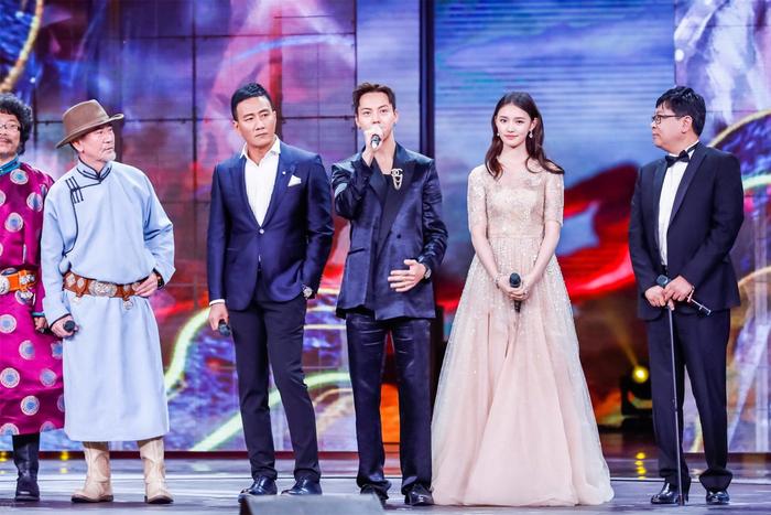 陈伟霆出席北京电影节闭幕式 被黄渤点名《最好的舞台》