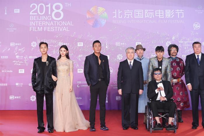 陈伟霆出席北京电影节闭幕式 被黄渤点名《最好的舞台》