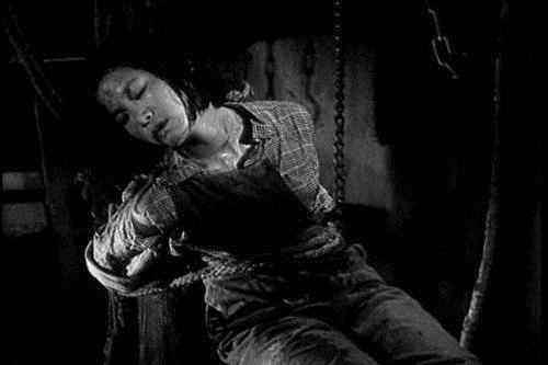 为了此地的存亡，军统女特工扛住了日军的拷打，后来落下终身残疾