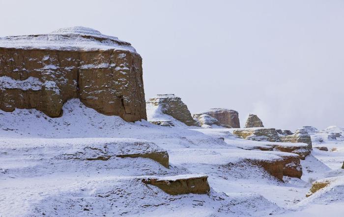 冬季的乌尔禾魔鬼城被被白雪覆盖, 有种别样的美